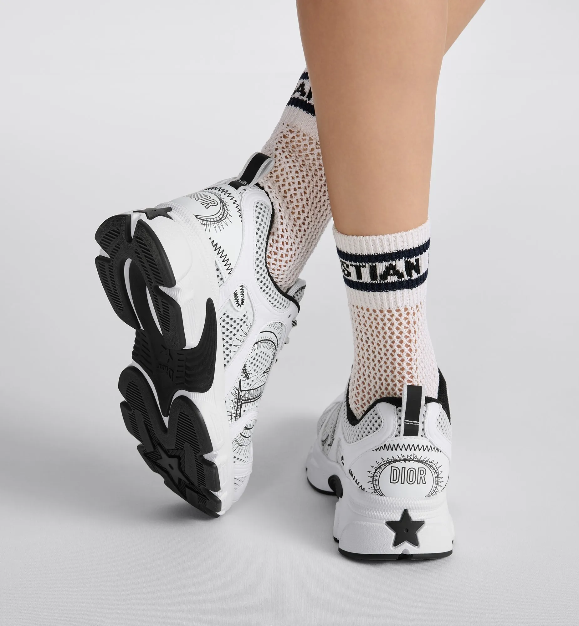 👟👟Ex-factory price 560👟👟 Dior Casual Sports Shoes Dad Shoes This new Dior Chrono sports shoe autumn ready-to-wear series reinterprets running shoes with Dior's high-end style. White and black mesh fabric with leather-effect panels, CD logo on the sides, star patch on the tongue and Dior logo on the heel, many details highlight the style. Using two-color laces, lightweight soles with star decoration, it can create a casual look all year round ▪️Size: 35-40